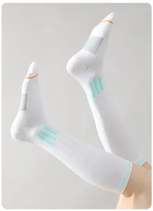 Chaussettes de compression sport détail avec tissu blanc respirant et rayures vert menthe.