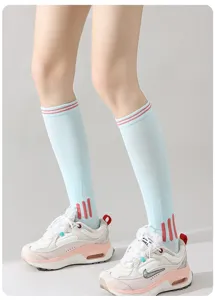Chaussettes de compression sportives pour femmes, idéales pour la course, le fitness et le yoga.