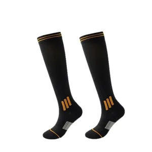Chaussettes de compression sportives noires avec details rayures jaunes pour course fitness.