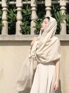 Sciarpa effetto lino beige, copricapo protezione solare, elegante scialle da viaggio.