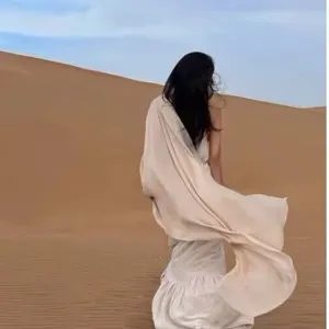 Dettaglio scialle da fotografia nel deserto leggero, tessuto traspirante effetto lino.