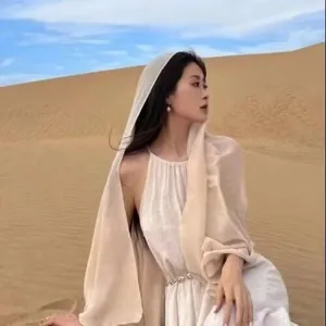 Sciarpa leggera in lino beige, scialle di protezione solare e copricapo da viaggio.