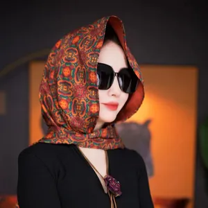 Vista dettagliata dell'elegante cappello foulard in satin, ideale per la protezione solare.