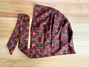 Berretto foulard in raso fantasia con nastro lungo, elegante copricapo con protezione solare.