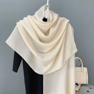 Primo piano dettagliato della sciarpa leggera in lino beige che mostra la sua consistenza morbida.