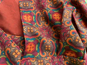 Primo piano dettagliato di un foulard in raso di seta con stampa floreale geometrica barocca.