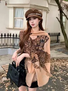 Chic leopard print cotton linen scarf for women, stylish autumn shawl and lightweight neck warmer.