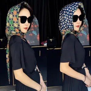 Vista dettagliata del foulard in seta satinata bifacciale con splendidi motivi floreali.