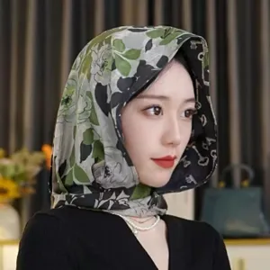 Vista dettagliata del foulard in raso floreale double-face, con eleganti motivi di chiavi.