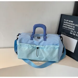 Grand sac de voyage bleu pour le sport et le fitness, sac de sport spacieux avec poche avant.