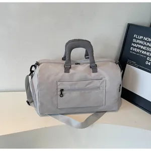 Grand sac de voyage de sport avec bandoulière, idéal pour le fitness, le yoga et les séjours.