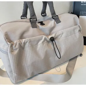 Vue détaillée du grand sac de voyage avec poche filet avant et sangle d'épaule pratique.
