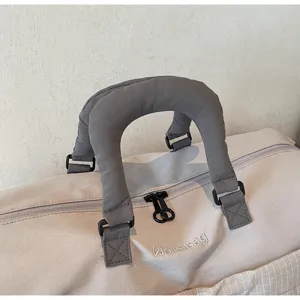 Sac de voyage détail de la poignée et de la fermeture éclair résistantes.