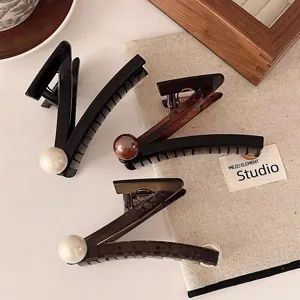 Detailansicht eleganter V-förmiger Perlen Haarklammern, hochwertige geometrische Haarspangen Damen.