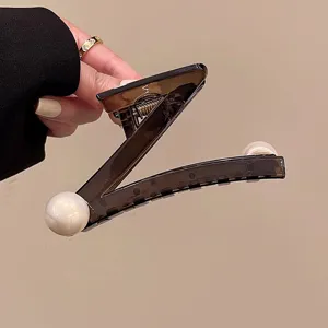 Detailaufnahme der einzigartigen Z-förmigen Perlen Haarklammer mit Acryl-Design.