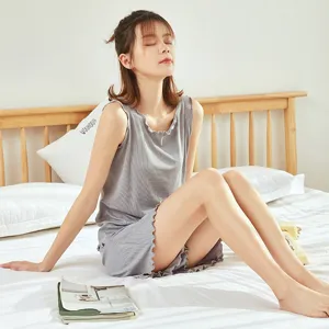 Set loungewear estivo da donna, top smanicato a coste grigio e pantaloncini con dettagli a volant.