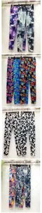 Detailansicht von bunten bedruckten elastischen Damen Leggings mit verschiedenen Mustern.