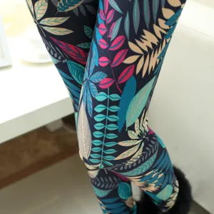 Elastische Damen Leggings mit buntem Tropenwald Blattmuster ideal für Frühlingsmode.