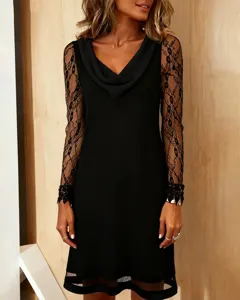 Détail de robe noire élégante à manches longues en dentelle et col cowl confortable.