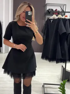 Nahaufnahme Detailansicht des kurzen schwarzen Damenkleides mit Tüllsaum und Strass.