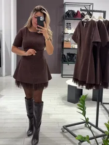 Braunes Kurzarm-Minikleid mit schimmernden Strasssteinen und feinem Mesh-Saum-Detail.