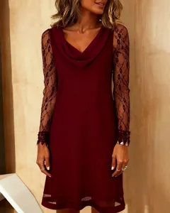 Magnifique robe bordeaux à col drapé avec de superbes manches longues en dentelle.