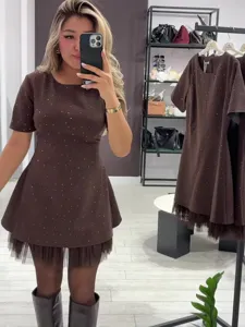Braunes kurzarm Strass Slim Fit Kleid mit Tüllsaum Detail für Damen Mode Bekleidung.