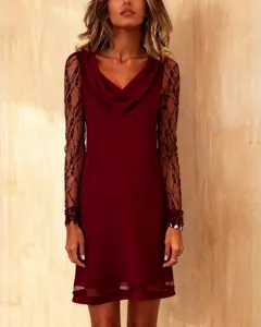 Vue détaillée de la robe élégante pour femme bordeaux à col cowl et manches en dentelle.
