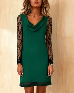 Robe verte élégante dotée de manches longues en dentelle noire et d'un ravissant col chic.