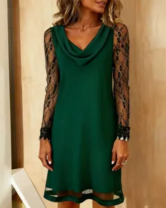Vue détaillée de la robe verte élégante avec manches longues en dentelle et col cowl chic.
