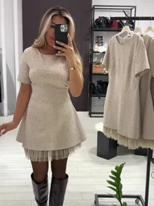 Schickes Kurzarmkleid mit Strasssteinen und Netzsaum für stylische Boutique-Outfits.