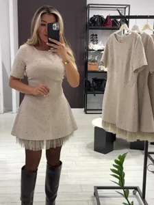 Beigefarbenes Kurzarm-Minikleid mit Strasssteinen und Netzsaum für Damen elegante Boutique.
