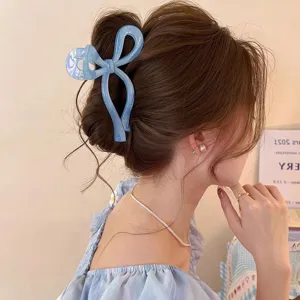 Detailansicht der eleganten blauen Schleifen-Haarklammer mit stilvollem Perlglanz-Finish.
