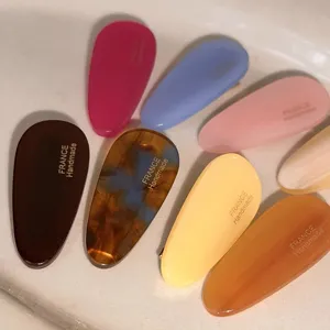 Detailaufnahme kleiner ovaler Acetat-Haarspangen in vielen Farben, handgefertigt.