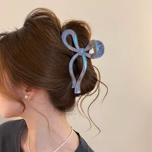 Detaillierte Ansicht der Perlglanz Schleife Haarklammer am eleganten Haarstyling getragen.