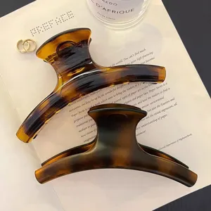 Detailaufnahme der retro braunen Haarklammer mit Schildpattmuster, elegante frisur.