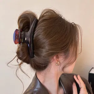 Detailansicht einer großen, geschwungenen Haarklammer für elegante Vintage-Hochsteckfrisuren.