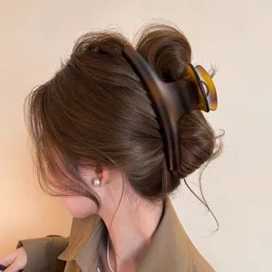 Detailansicht der vintage geschwungenen Haarkralle in elegantem Braun für schöne Frisuren.