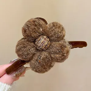 Winter Plüsch Blume Haarklammer braun fluffiges Haaraccessoire für Damen elegant stylen