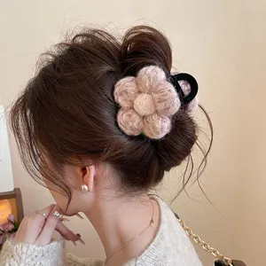 Plüsch Blume Haarklammer Detailansicht, kuscheliges Haaraccessoire für den Winter.