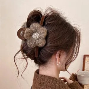 Flauschige Winter Pluesch Blumen Haarspange brauner Haarclip elegante Haarklammer fuer Frauen