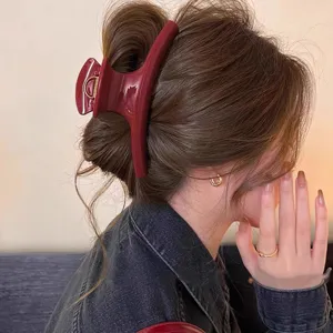 Große retro Haarklammer für Damen, stilvoller Haargreifer für elegante und schicke Frisuren.