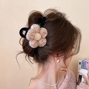 Detailansicht der Plüsch Blumen Haarklammer, weiche flauschige Textur für Winterstyling.