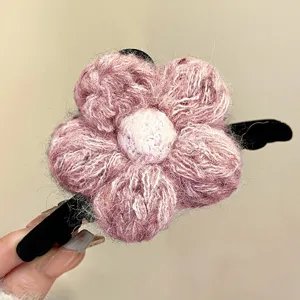 Süße Winter Plüsch Blume Haarklammer, flauschige rosa Strick Haarspange für elegante Frisuren.