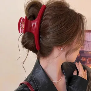 Rote geschwungene Haarklammer für Damen, große Haarklammer für elegantes Haarstyling Detail