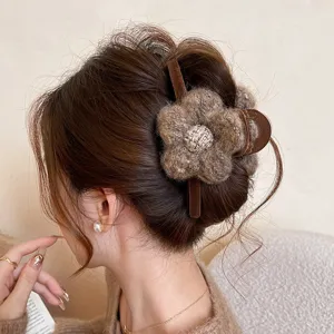 Braune kuschelige Plüsch Blumen Haarklammer für Damen, elegante Haarspange für schicke Frisuren.