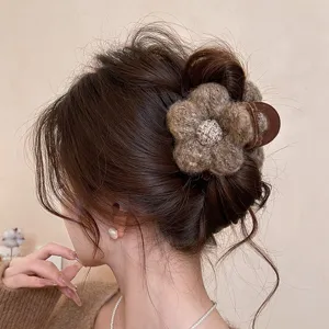 Winter Plüsch Blume Haarkralle Detailansicht zeigt elegante Frisur für Damen Mode.