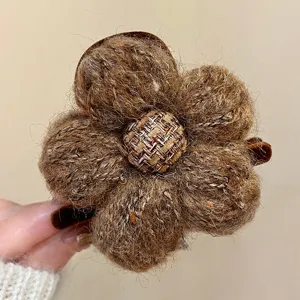 Braune flauschige Blumen Haarklammer für Damen, warme Plüsch Haarklammer für eleganten Stil.