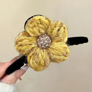 Winter Plüsch Blume Haarklammer Detailansicht, kuscheliger gelber Stoff Haargreifer Clip.