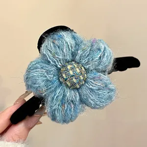 Nahaufnahme Detail der flauschigen blauen Blumen Haarkralle, strukturierte Tweed Mitte, Winter